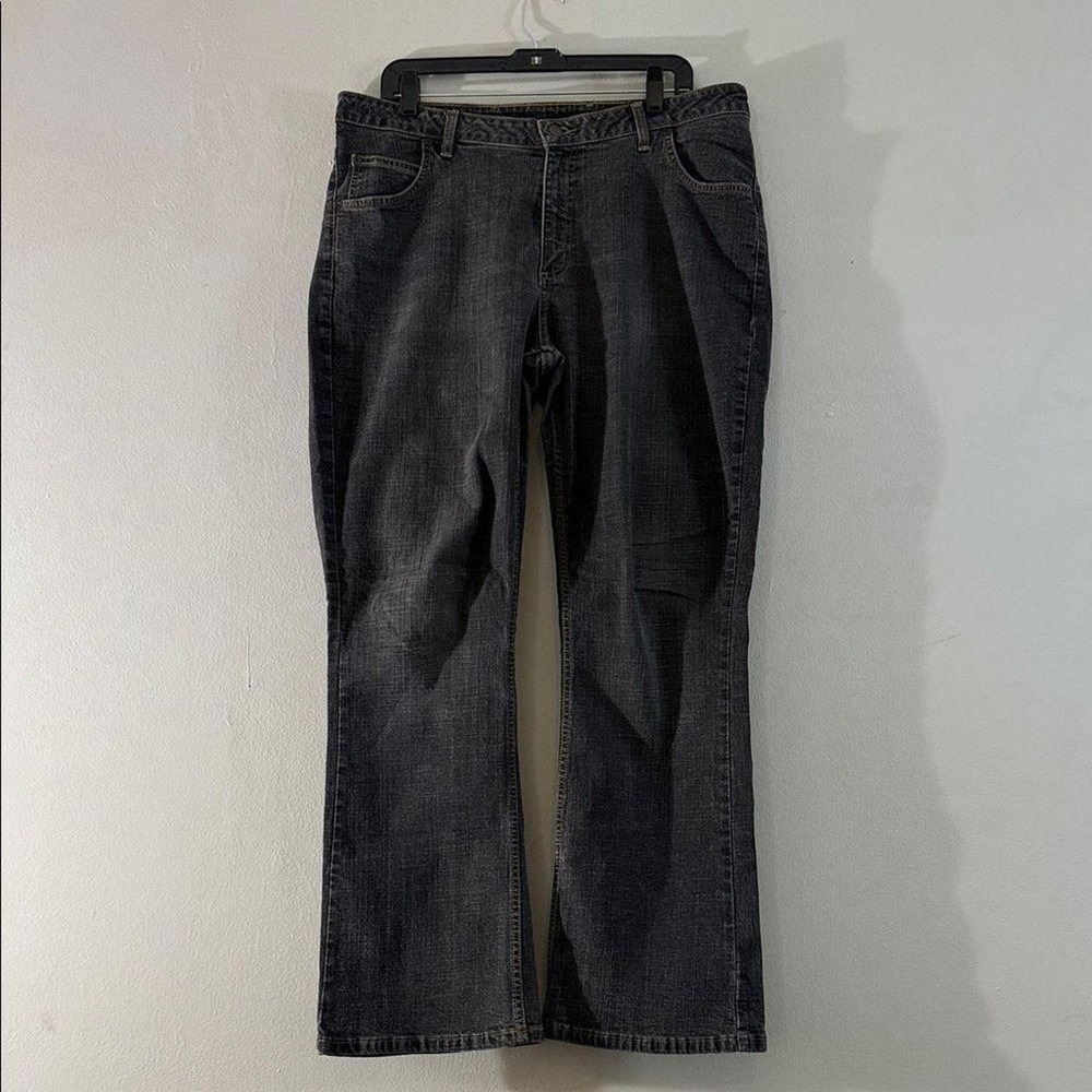 Classic and comfortable Wrangler stretch jeans in a dark wash. Straight-leg f...